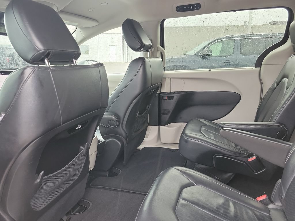 Used 2022 Chrysler Pacifica Touring-L FWD image 12