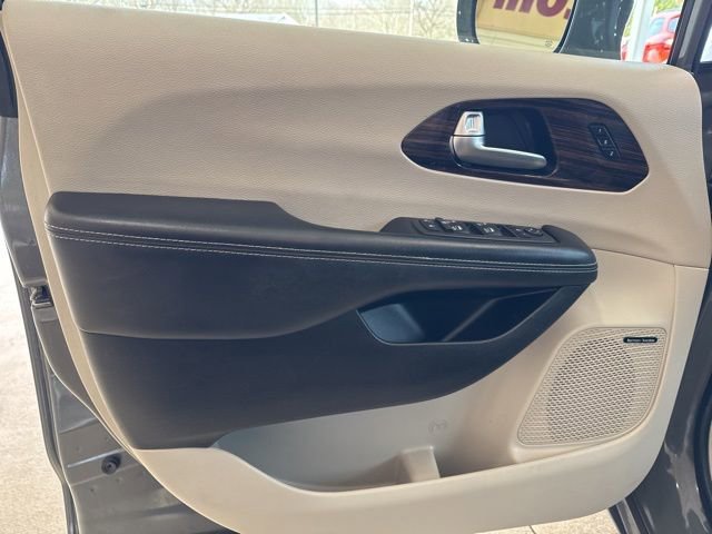 Used 2022 Chrysler Pacifica Limited image 13