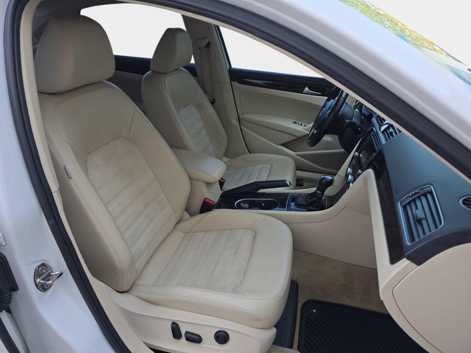 Used 2015 Volkswagen Passat 1.8T SEL Premium FWD image 12