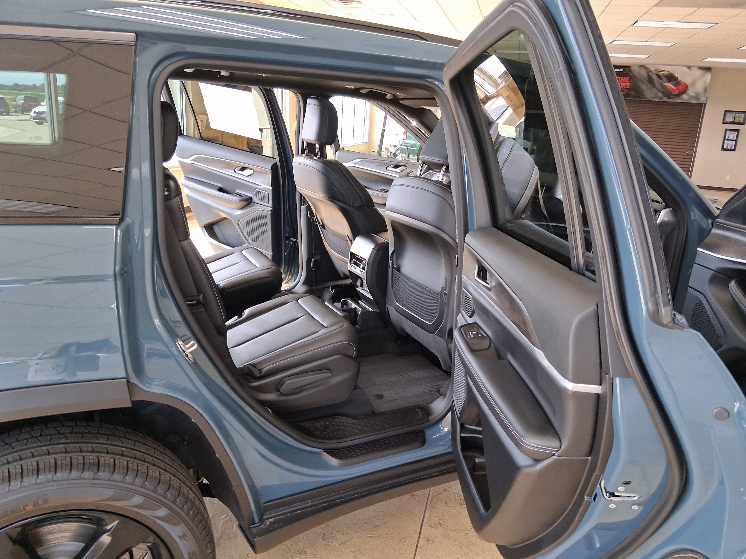 New 2026 Jeep Grand Cherokee L Limited w/ Limited Altitude Package AWD/4WD image 17