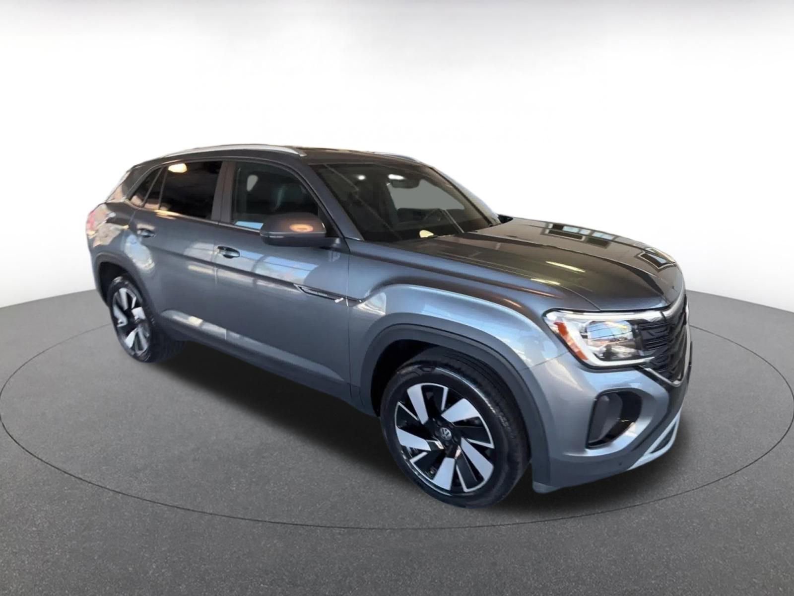 Used 2025 Volkswagen Atlas Cross Sport SE image 2