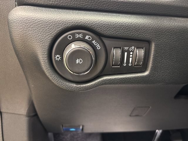 Used 2026 Chrysler Pacifica Limited FWD image 31