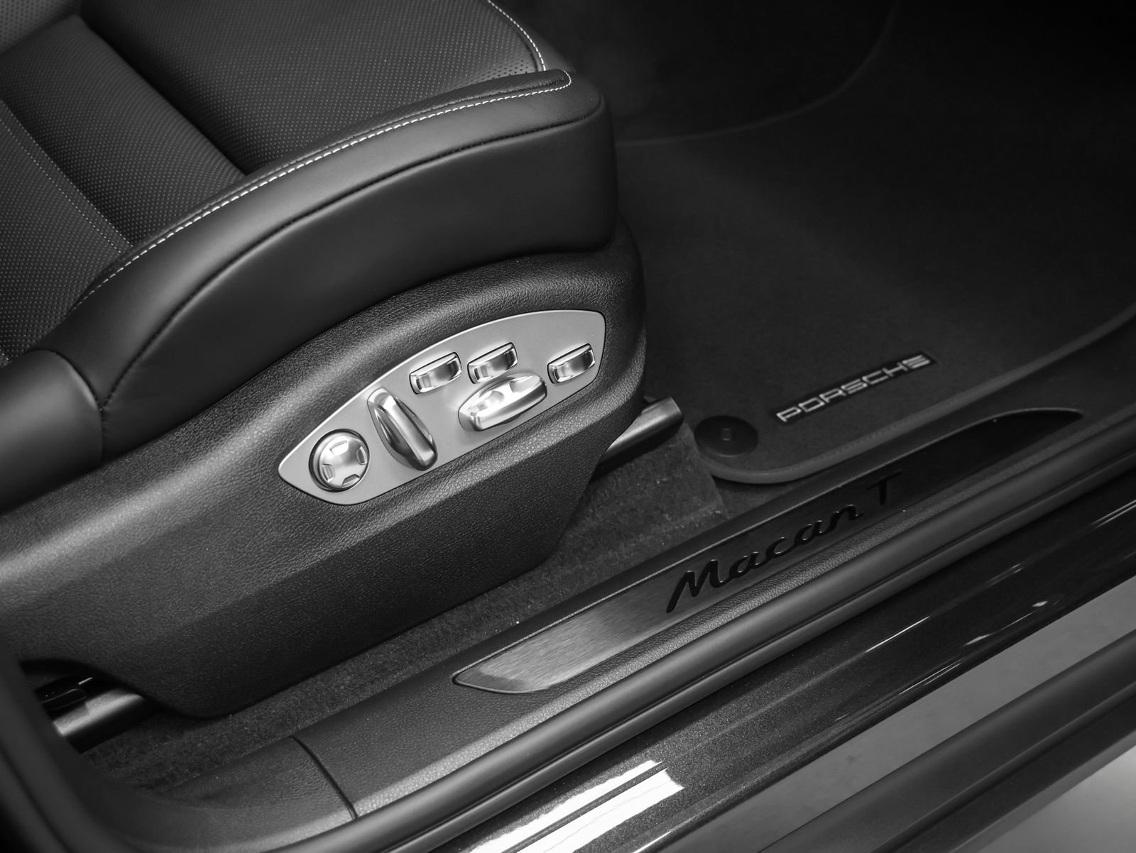 New 2026 Porsche Macan Turbo AWD/4WD image 21