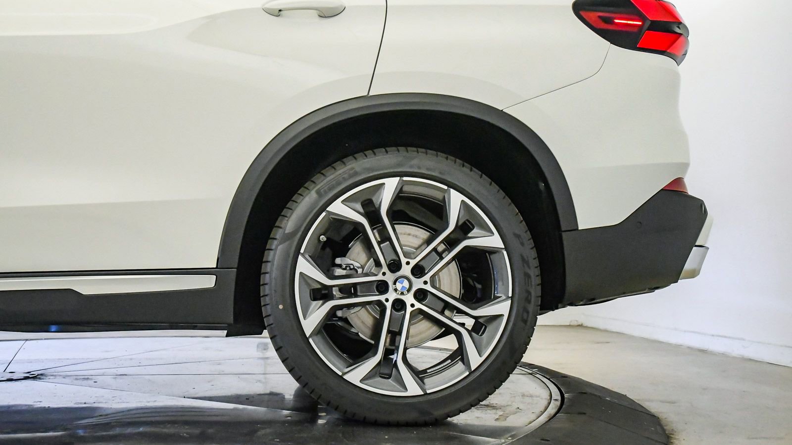 New 2026 BMW X5 sDrive40i w/ Premium Package RWD image 11