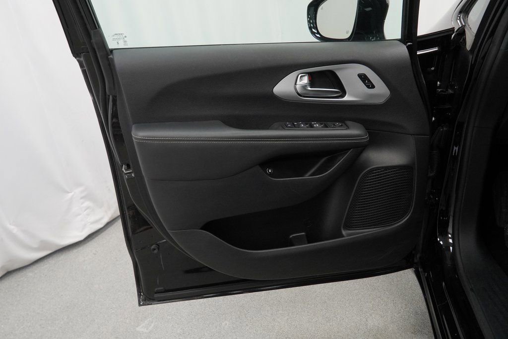 Certified 2024 Chrysler Pacifica Limited image 37