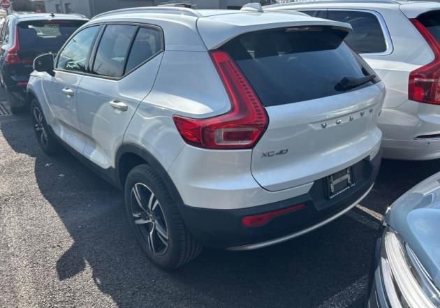 Used 2023 Volvo XC40 B5 Core w/ Convenience Package AWD/4WD image 3