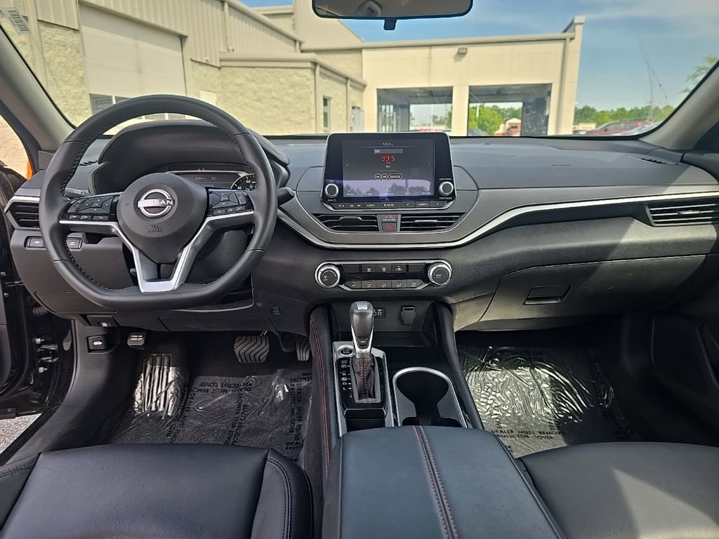 Used 2025 Nissan Altima 2.5 SR FWD image 12