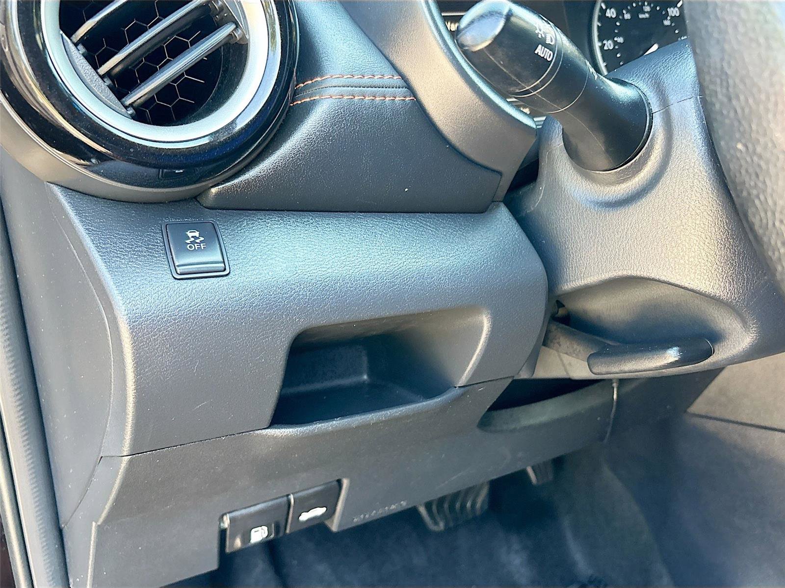 Used 2018 Nissan Kicks SR image 10