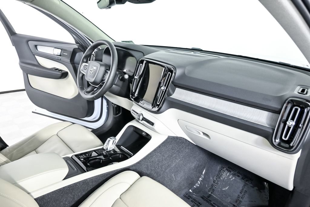 Certified 2024 Volvo XC40 B5 Plus w/ Protection Package Premier image 26
