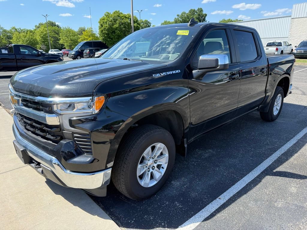 Used 2025 Chevrolet Silverado 1500 LT AWD/4WD image 3