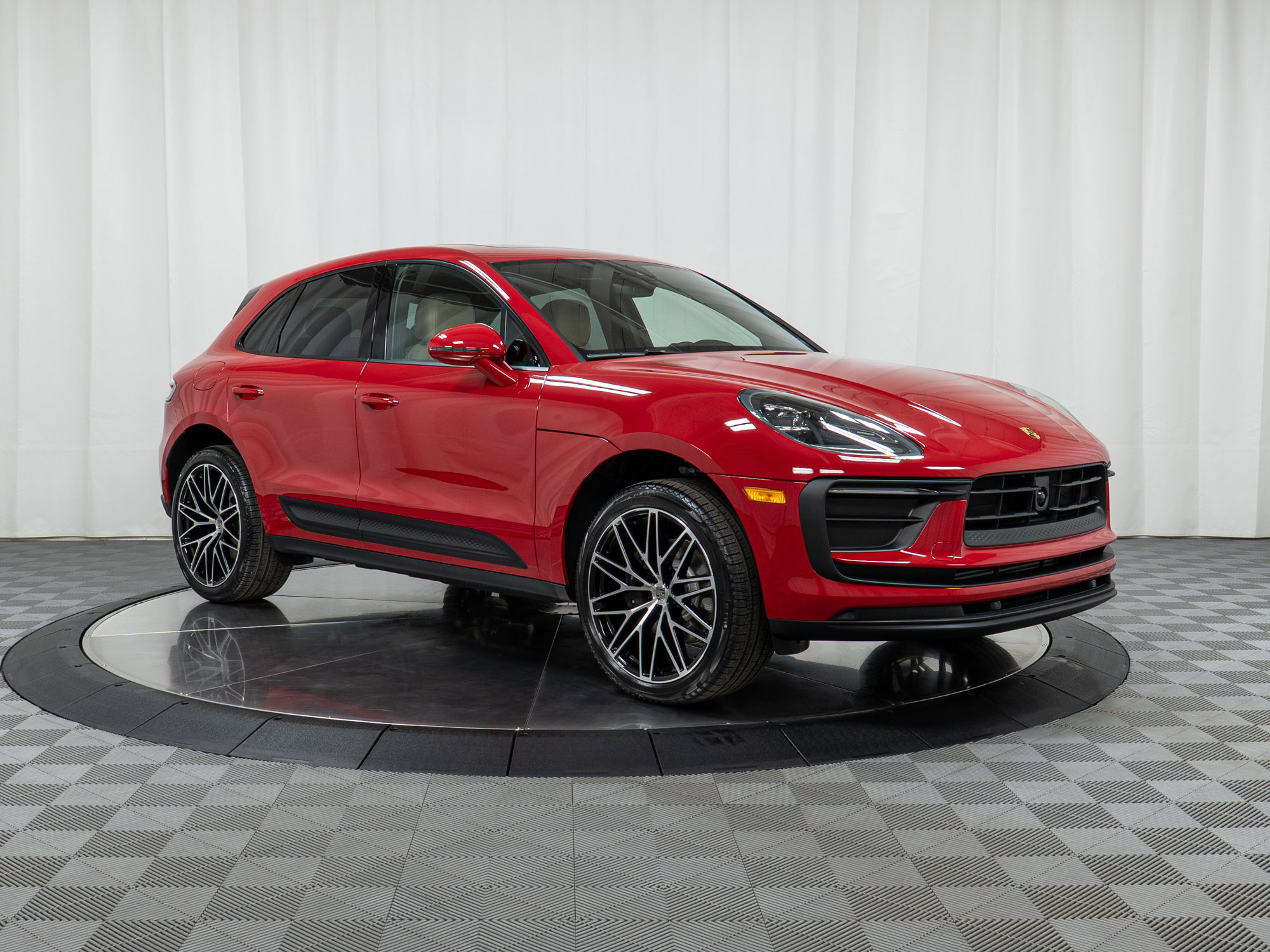 Used 2025 Porsche Macan image 9
