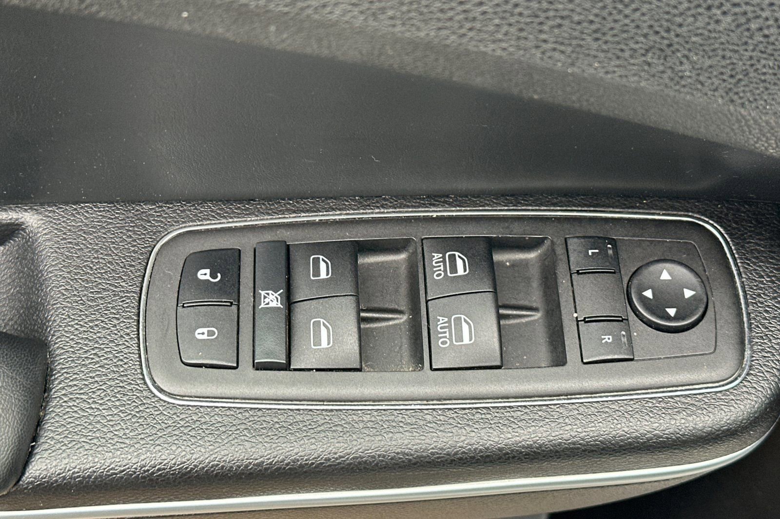 Used 2023 Chrysler 300 S w/ Comfort Group RWD image 11