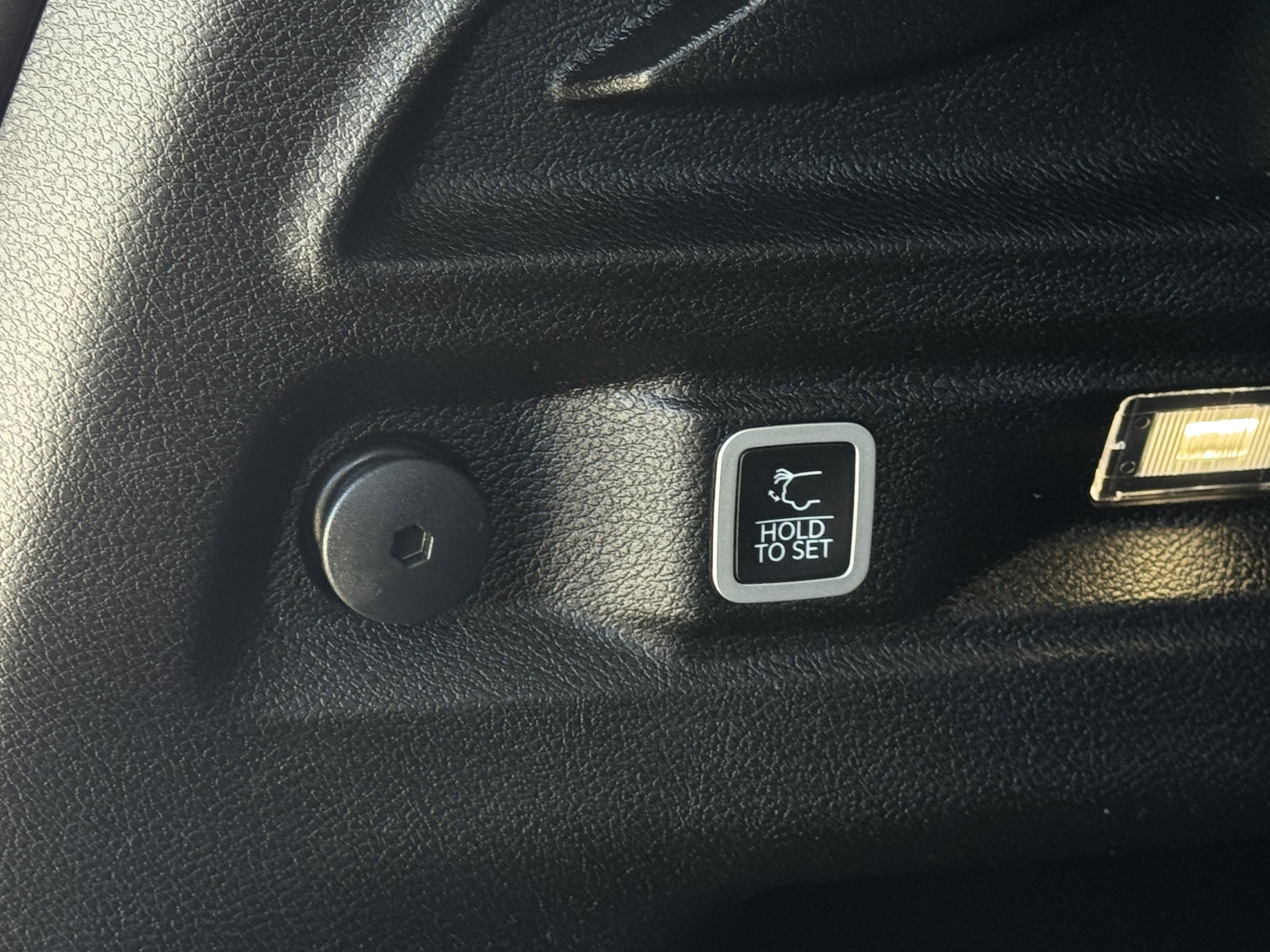 Used 2025 Jeep Grand Cherokee L Laredo image 10