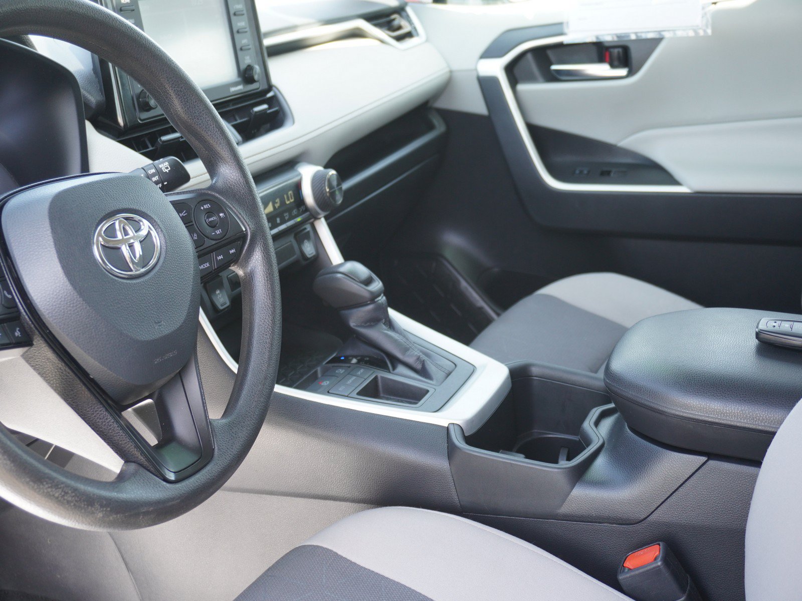Used 2022 Toyota RAV4 XLE w/ Convenience Package FWD image 21