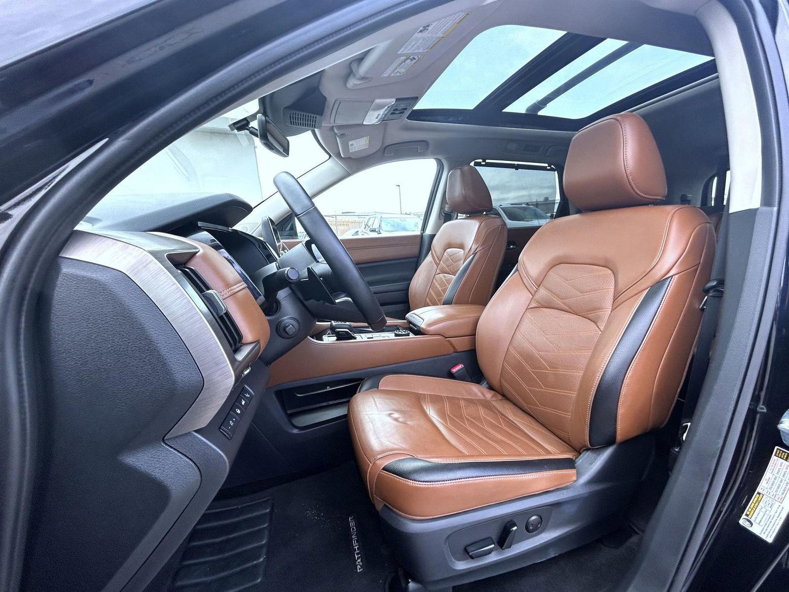 Used 2024 Nissan Pathfinder Platinum image 10