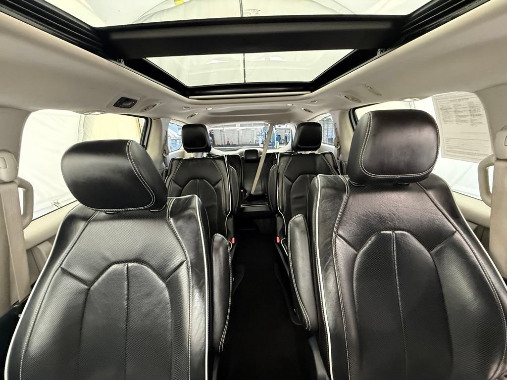 Used 2023 Chrysler Pacifica Limited FWD image 35