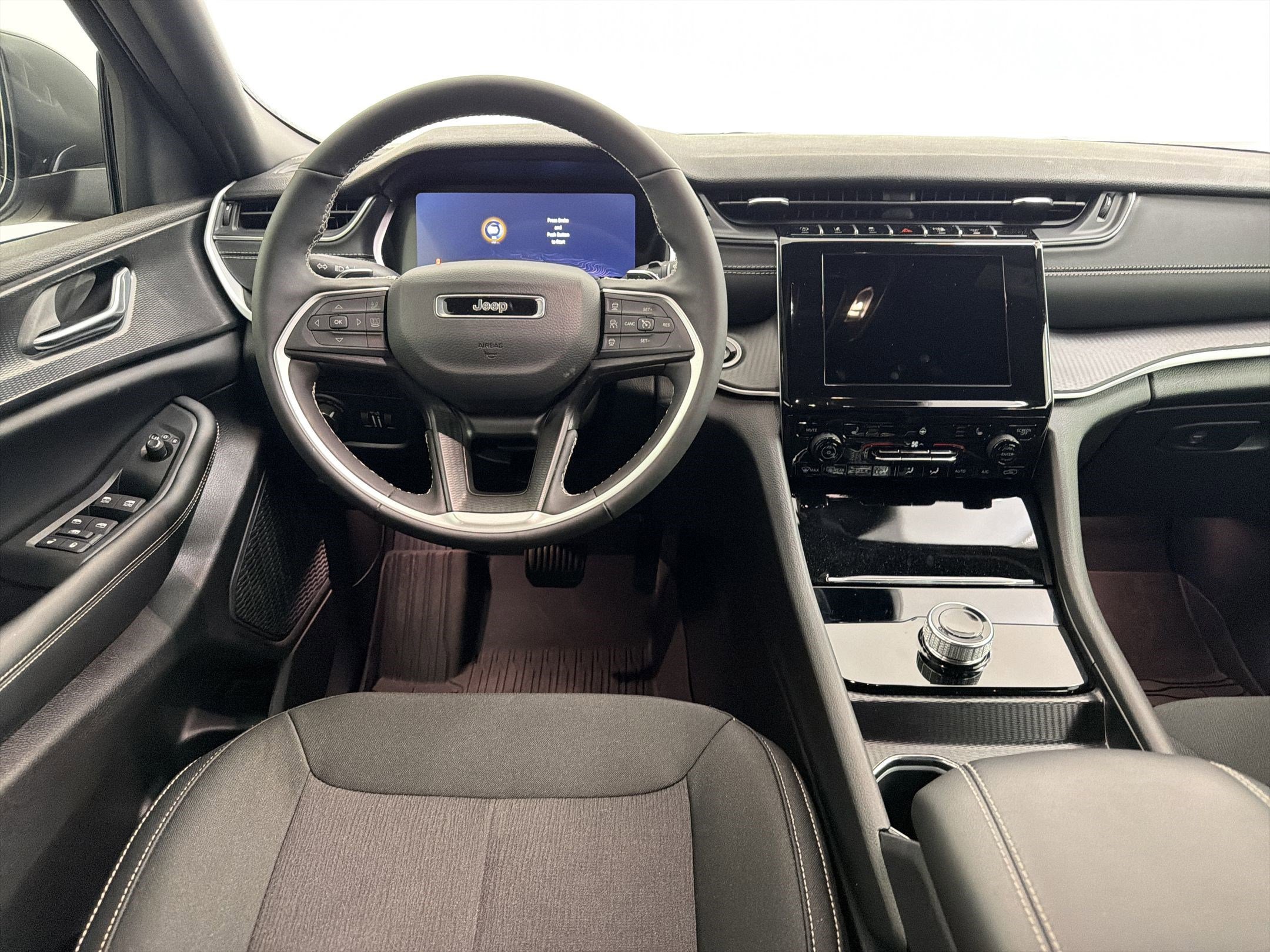 Used 2025 Jeep Grand Cherokee Laredo w/ Luxury Tech Group I RWD image 23