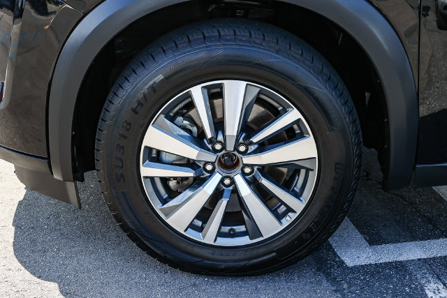 Used 2025 Nissan Pathfinder SL FWD image 9