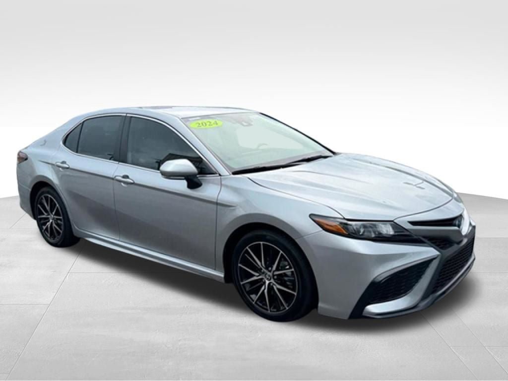 Used 2024 Toyota Camry SE w/ Cold Weather Package FWD image 10