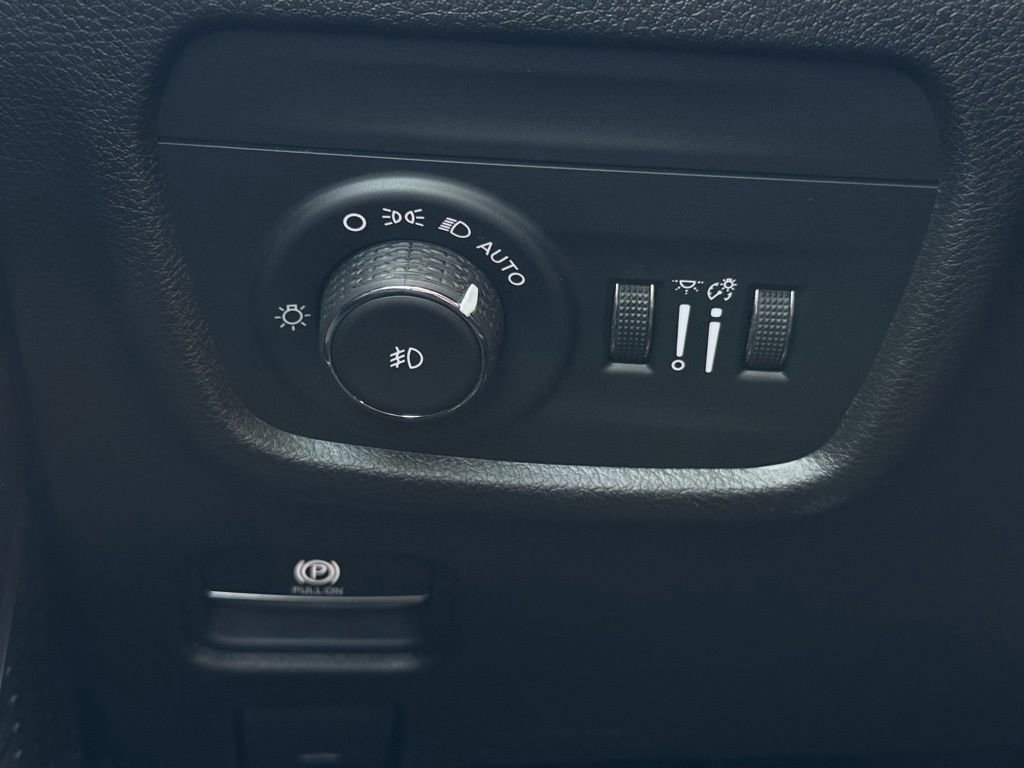 Used 2022 Jeep Grand Cherokee L Limited w/ Black Appearance Package image 26