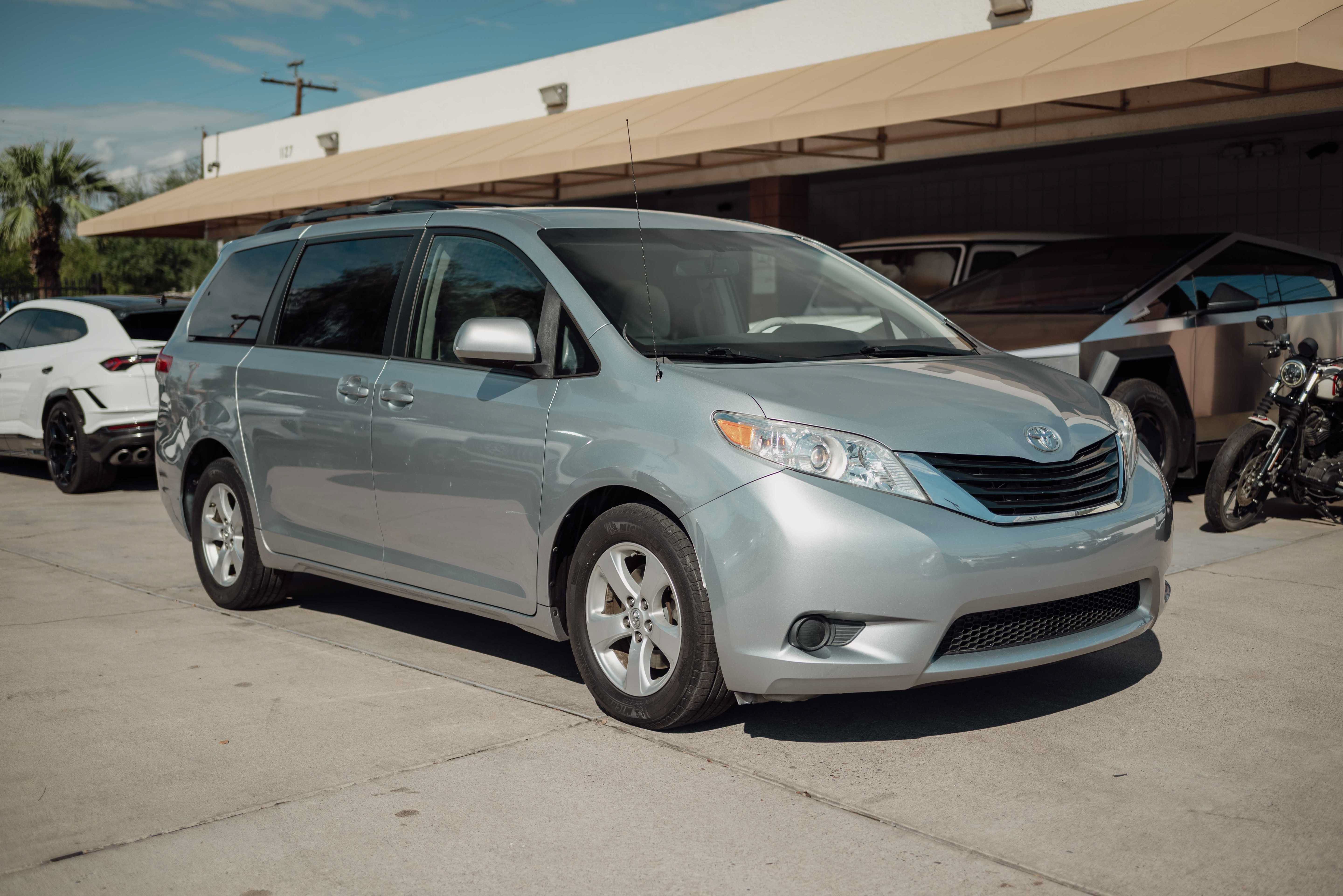 Used 2014 Toyota Sienna LE FWD image 2
