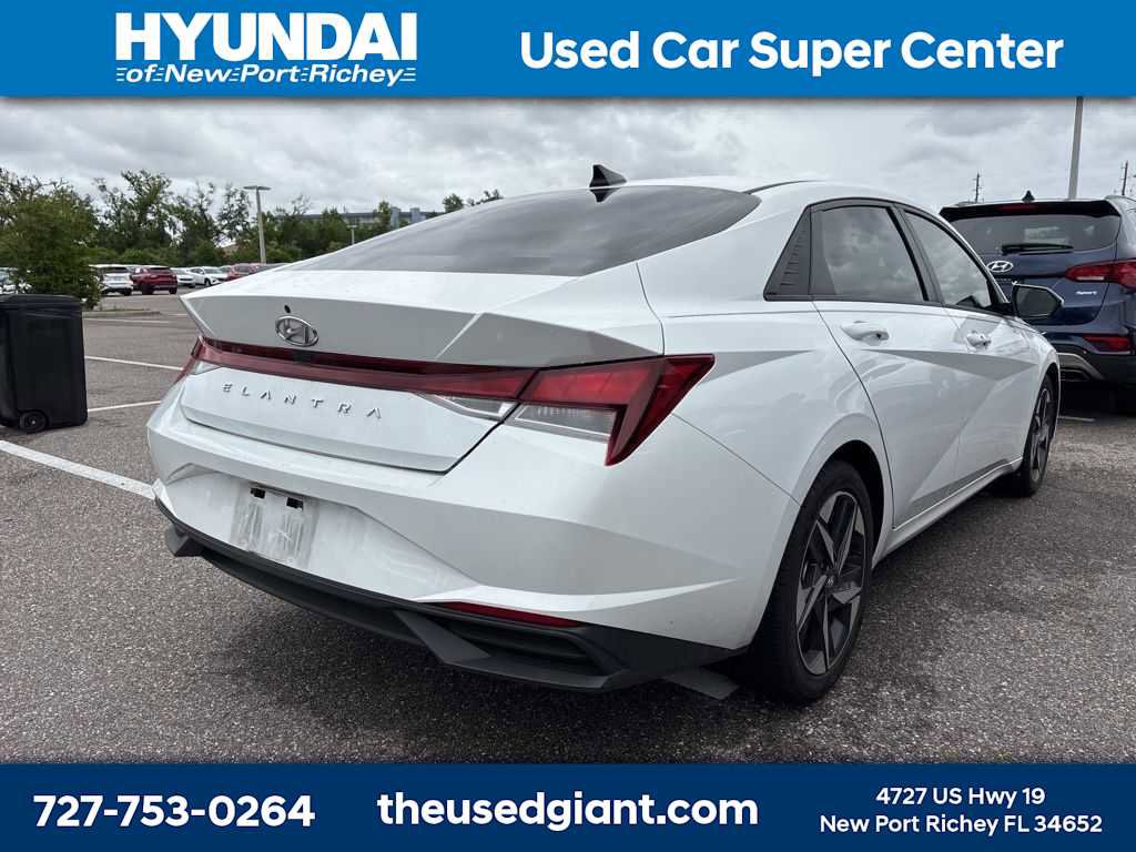 Used 2023 Hyundai Elantra SEL w/ Convenience Package image 3