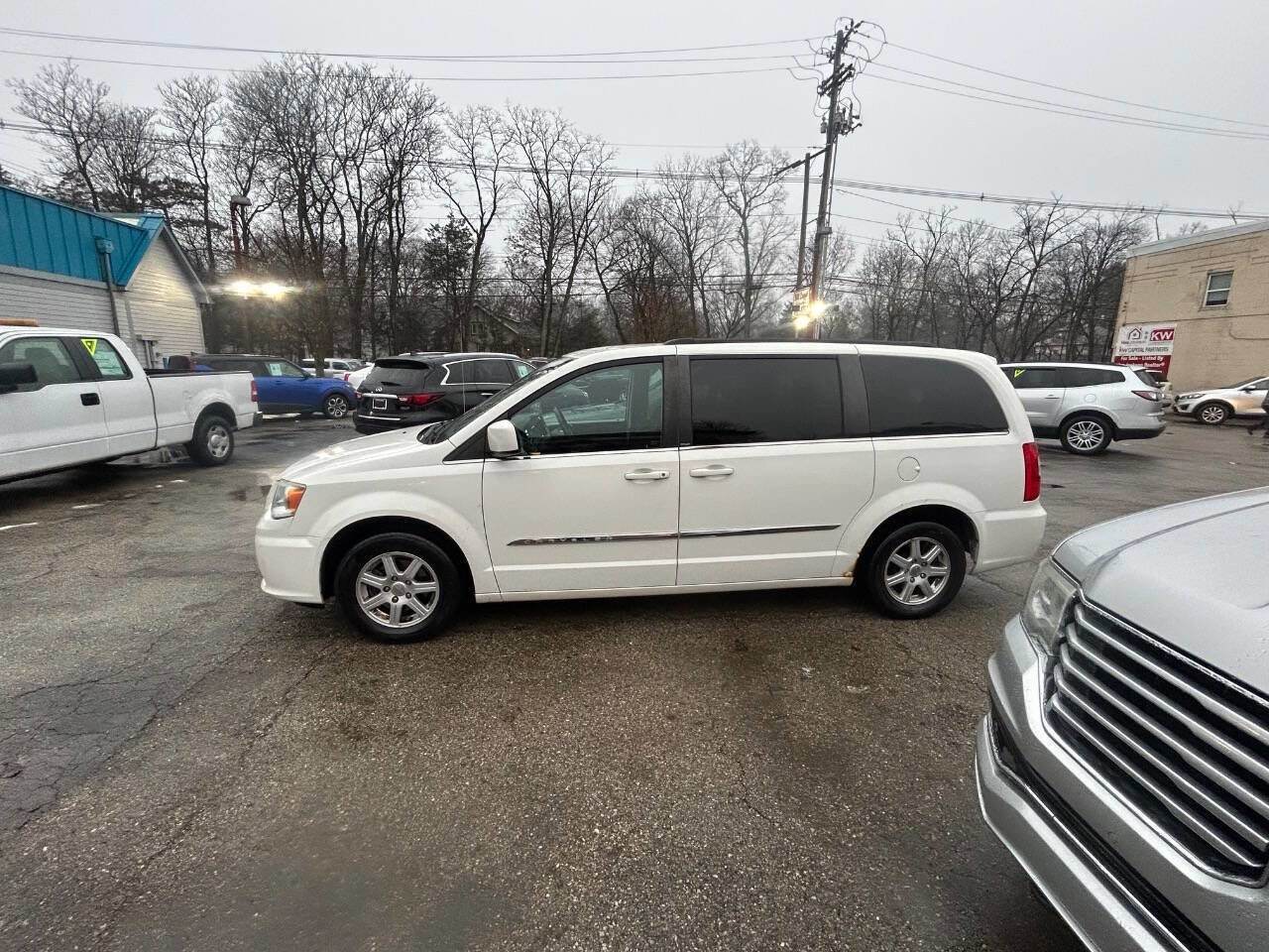 Used 2012 Chrysler Town & Country Touring w/ Entertainment Group #1 image 4