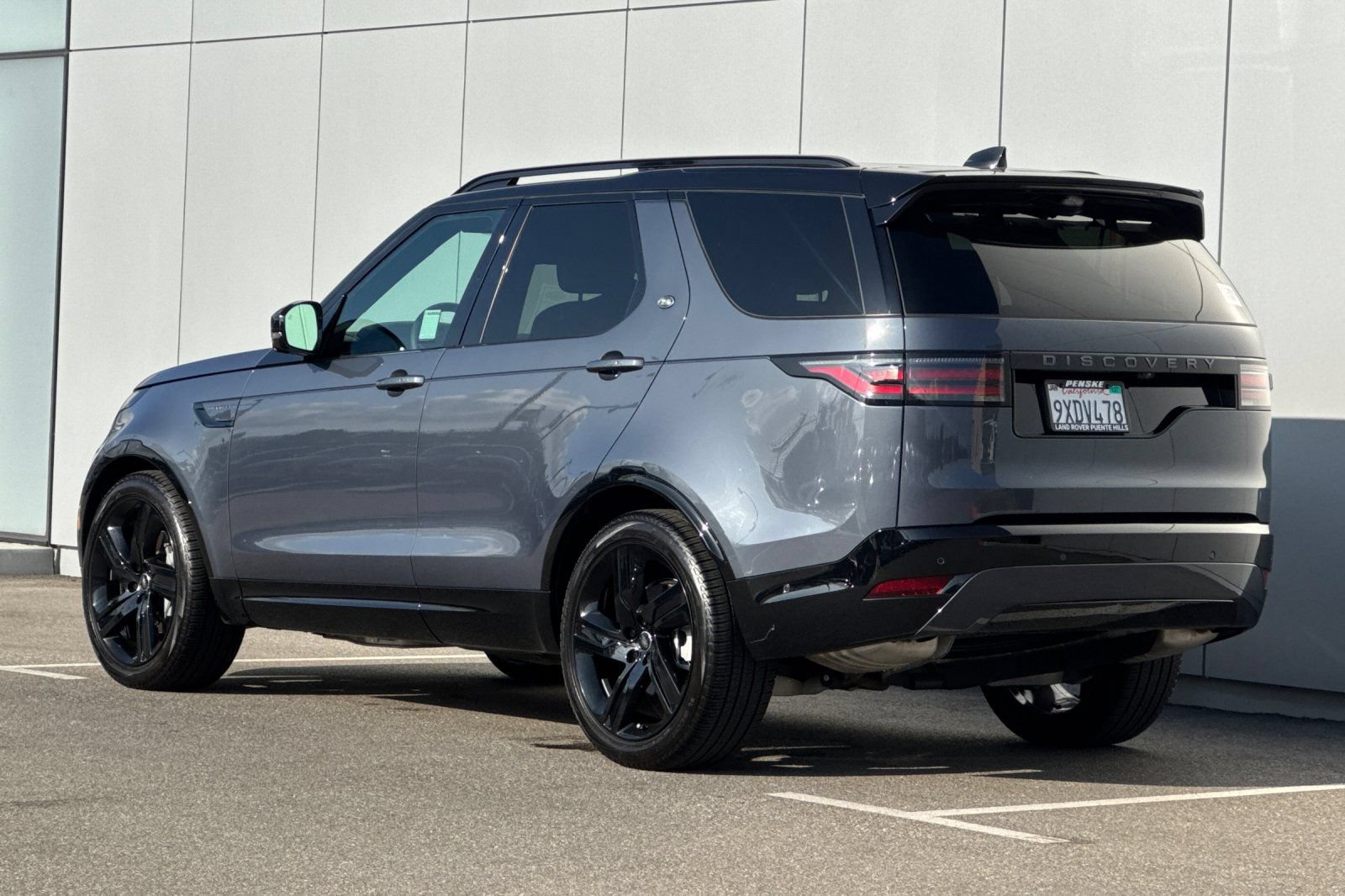 Used 2025 Land Rover Discovery Dynamic SE AWD/4WD image 3