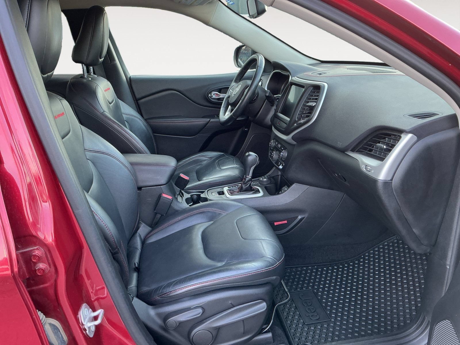 Used 2015 Jeep Cherokee Trailhawk w/ Leather Interior Group AWD/4WD image 15