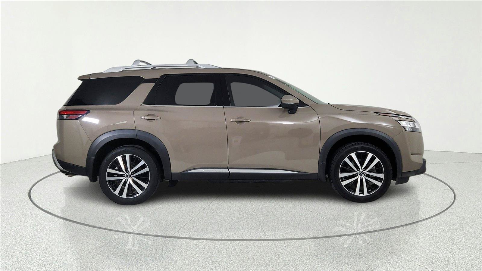 Used 2023 Nissan Pathfinder Platinum w/ Cargo Package FWD image 6