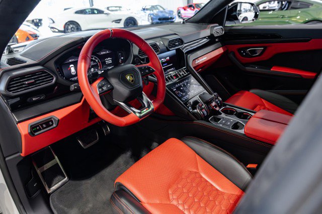 Used 2022 Lamborghini Urus AWD/4WD image 31
