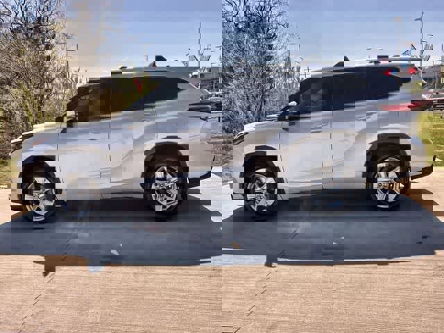 Used 2022 Toyota Highlander LE image 4