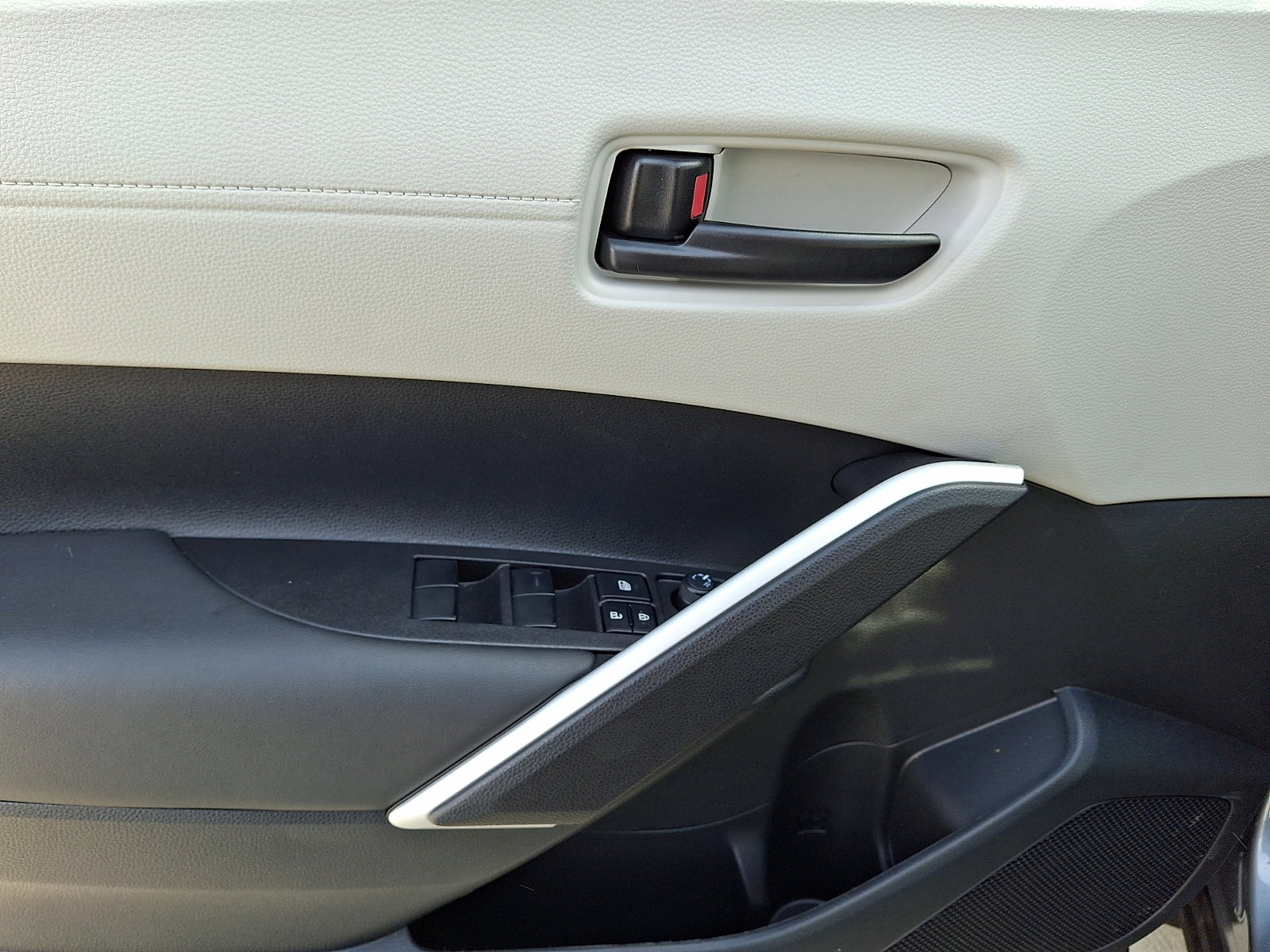 Used 2025 Toyota Corolla Cross L image 12