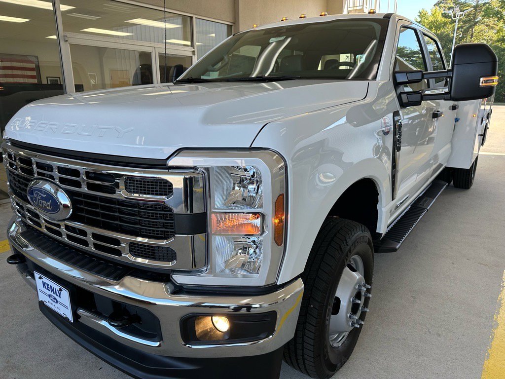New 2026 Ford F350 XL w/ XL Chrome Package image 3