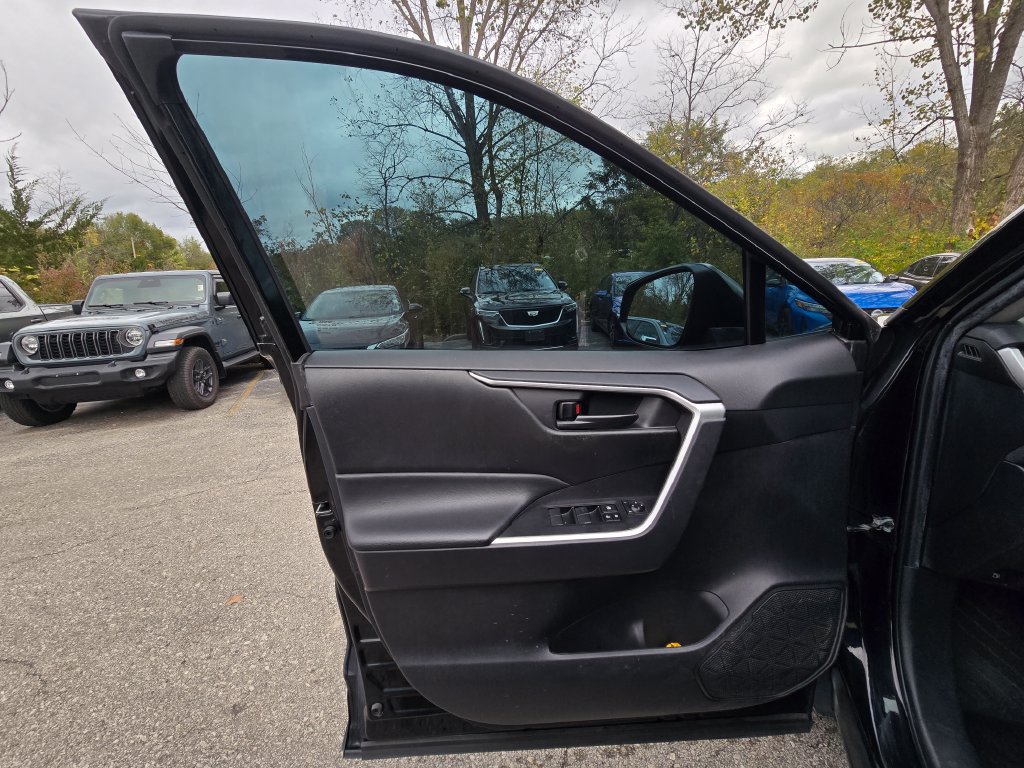 Used 2024 Toyota RAV4 LE AWD/4WD image 28