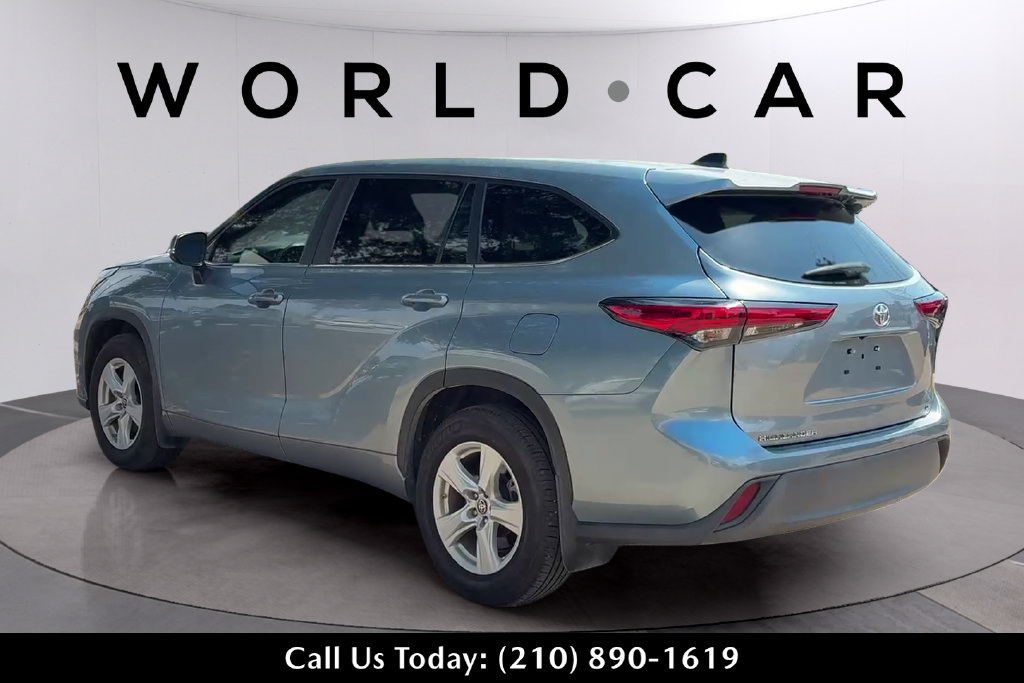 Used 2023 Toyota Highlander LE FWD image 5