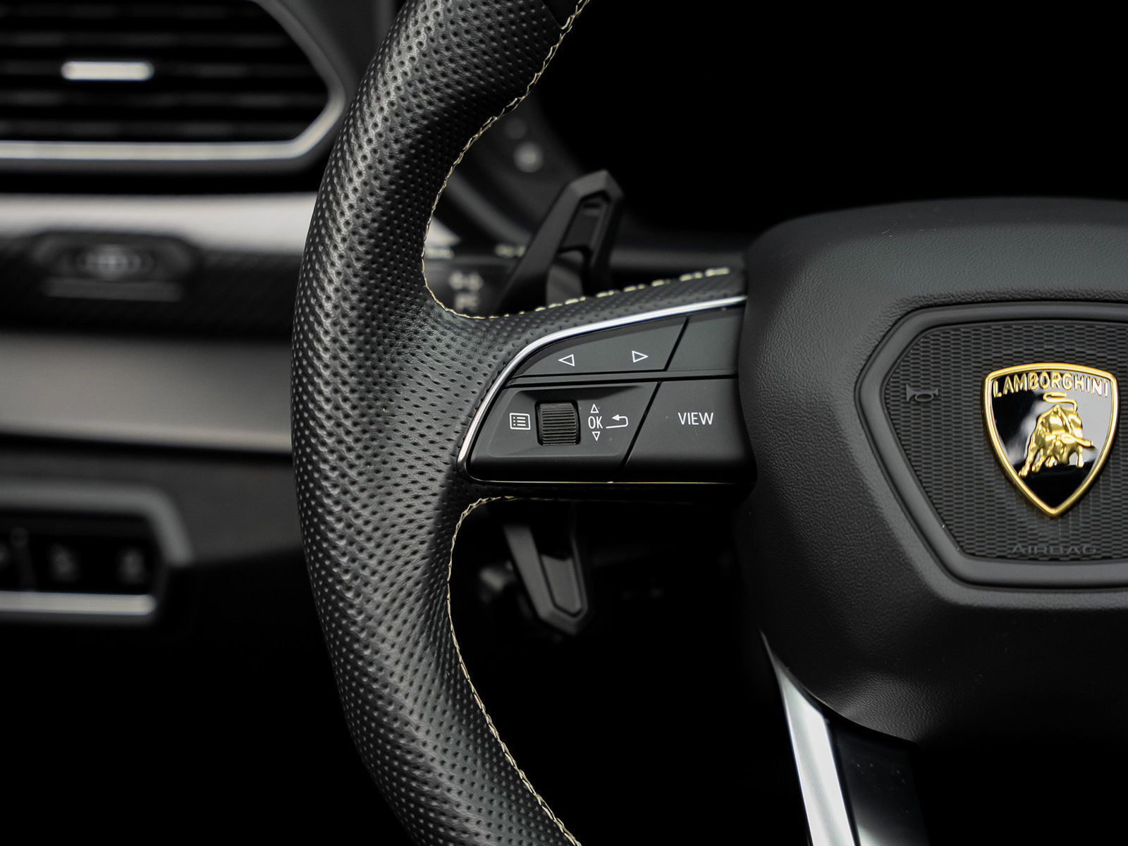 Used 2022 Lamborghini Urus AWD/4WD image 43