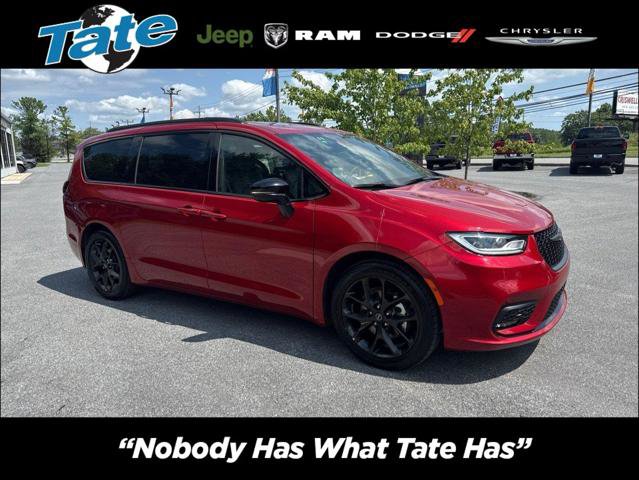 Certified 2025 Chrysler Pacifica Limited FWD image 1
