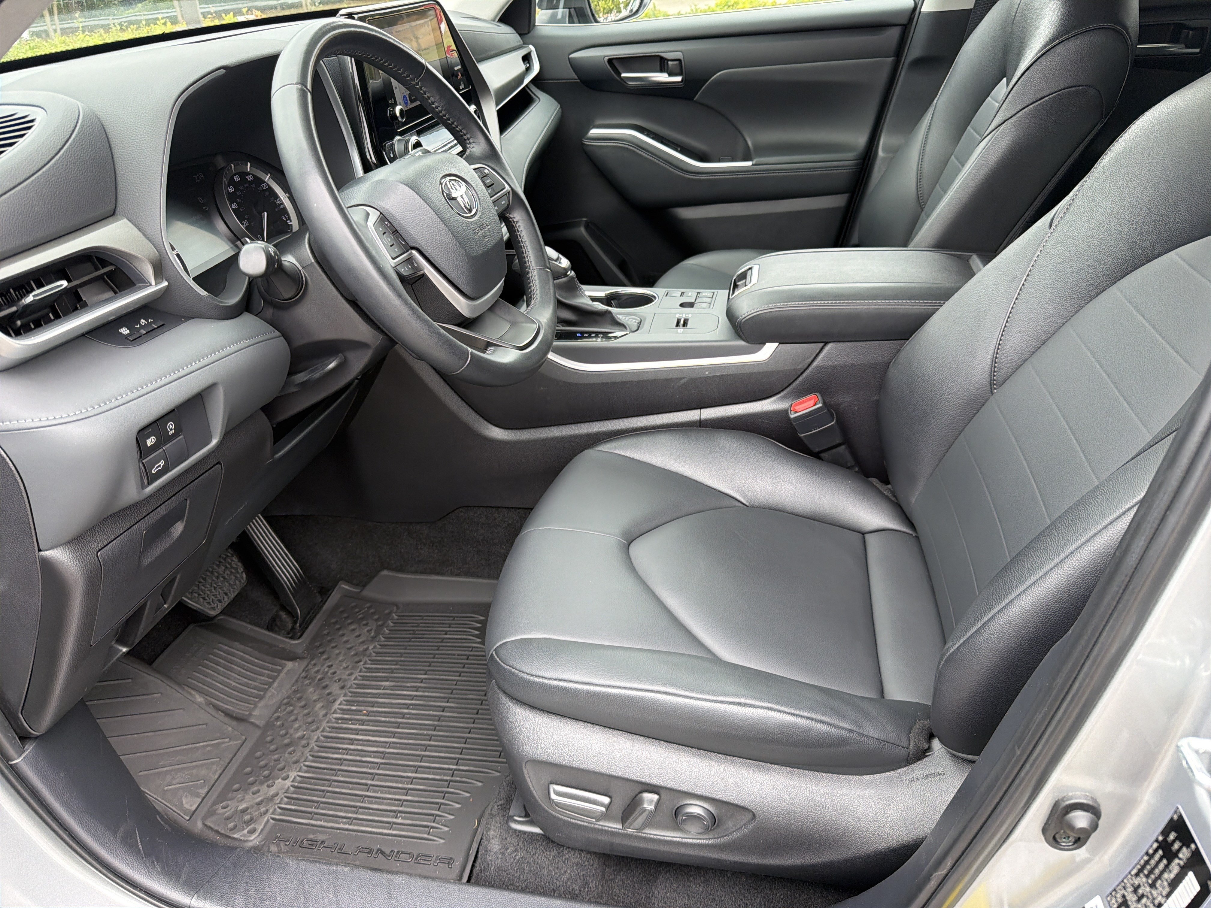 Certified 2025 Toyota Highlander XLE FWD image 18