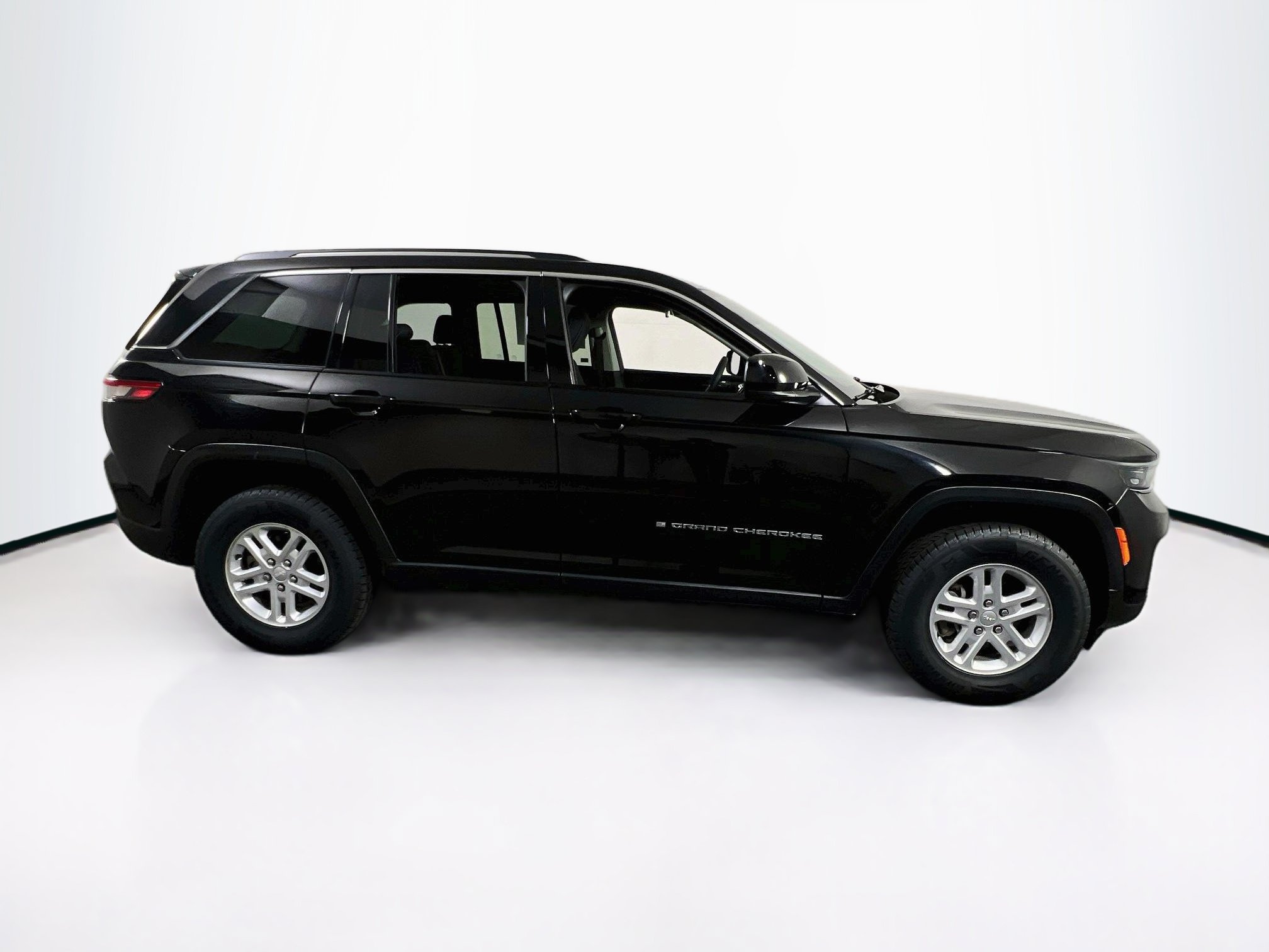 Used 2023 Jeep Grand Cherokee Laredo w/ Luxury Tech Group I AWD/4WD image 4