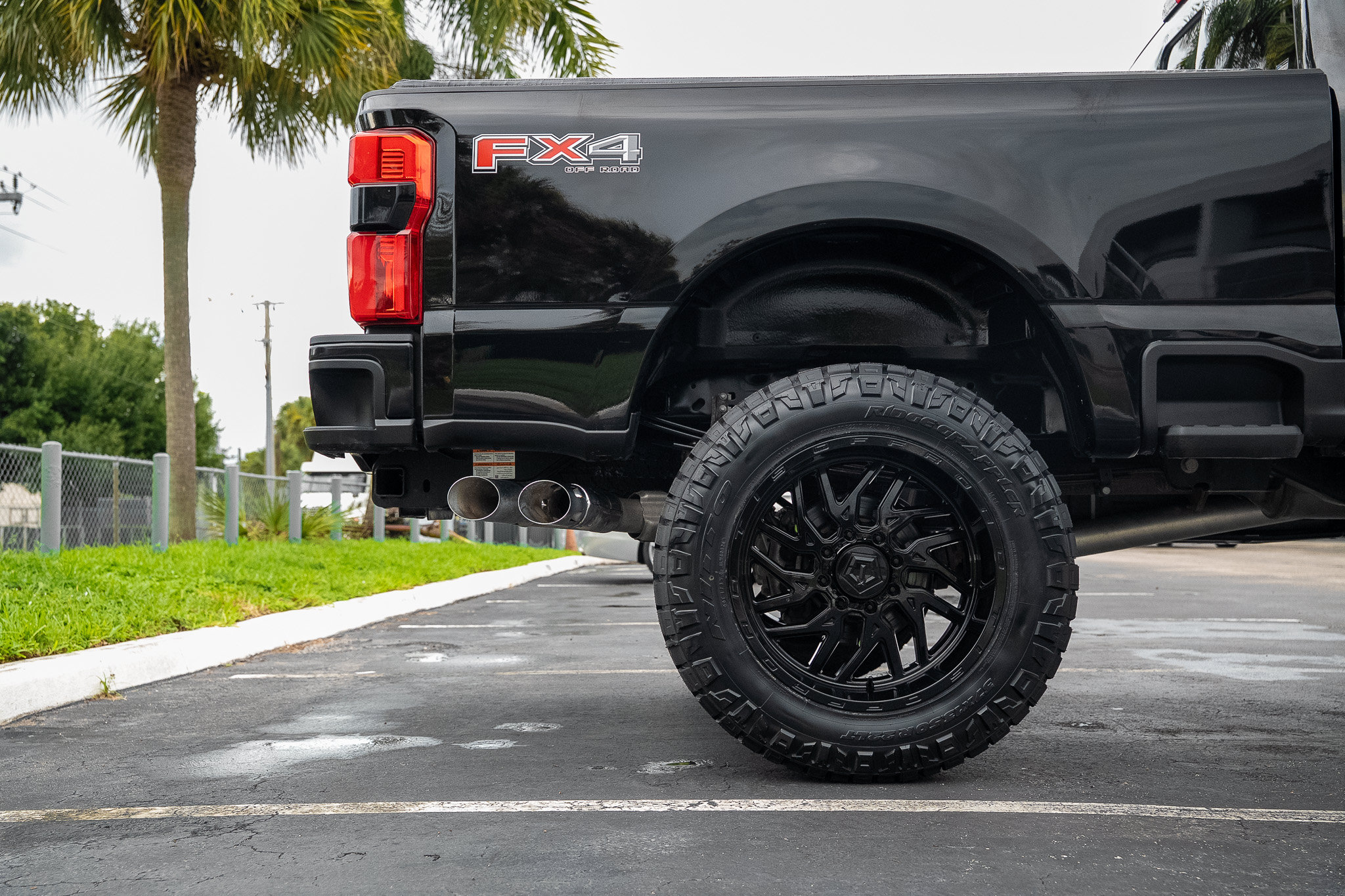 Used 2025 Ford F250 Platinum w/ FX4 Off-Road Package AWD/4WD image 28