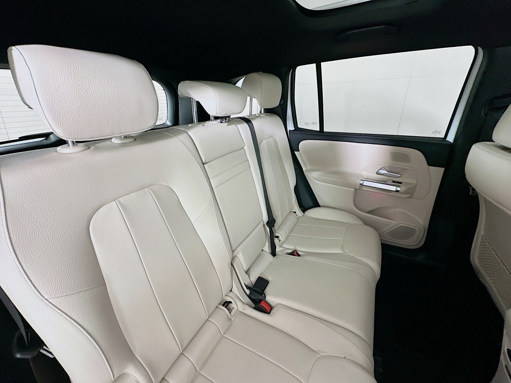Used 2024 Mercedes-Benz GLB 250 4MATIC w/ Driver Assistance Package image 29