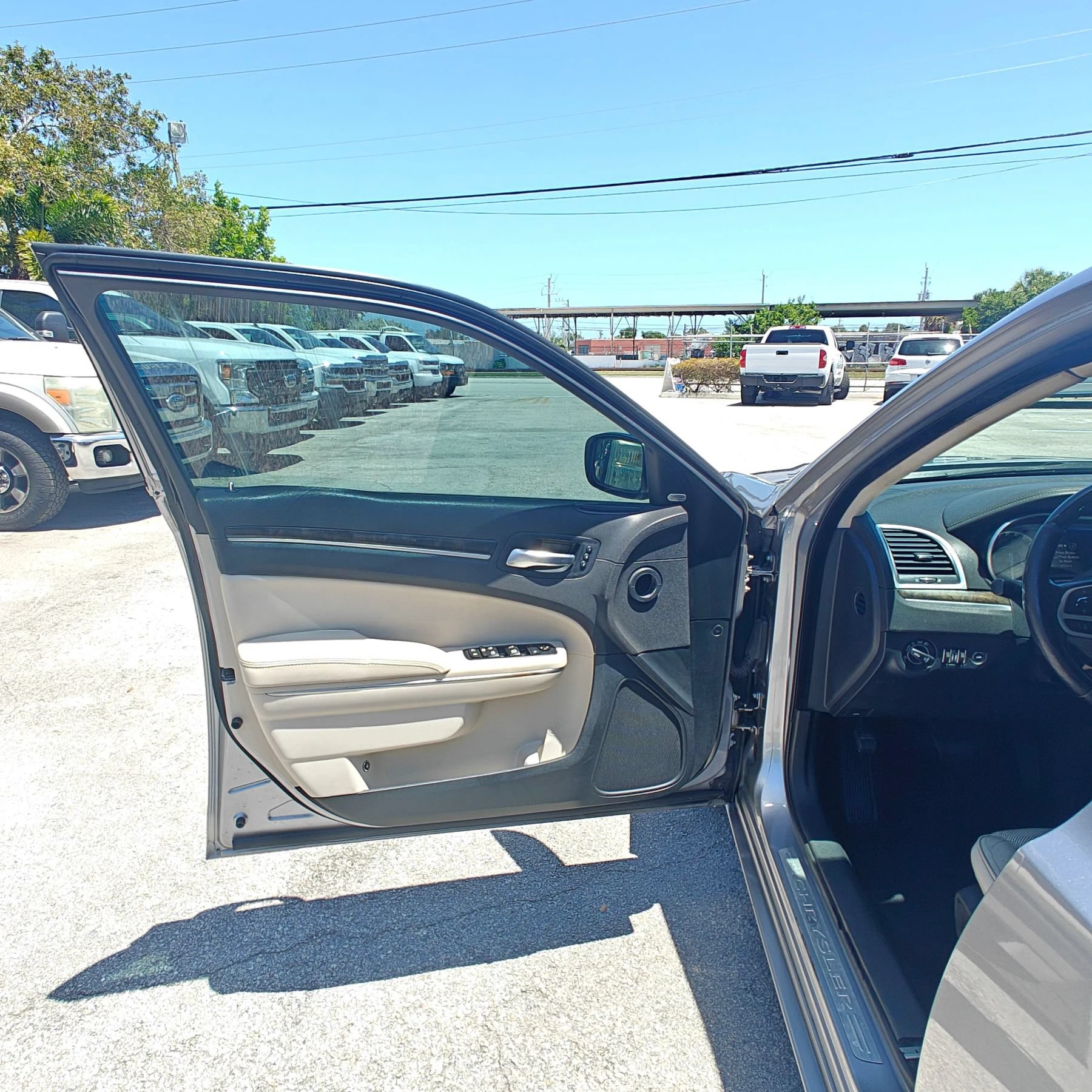 Used 2018 Chrysler 300 Limited RWD image 10