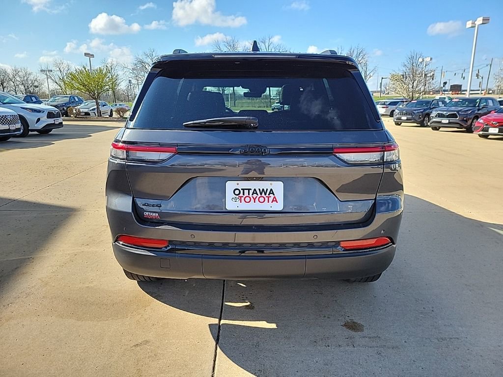 Used 2025 Jeep Grand Cherokee Altitude AWD/4WD image 6