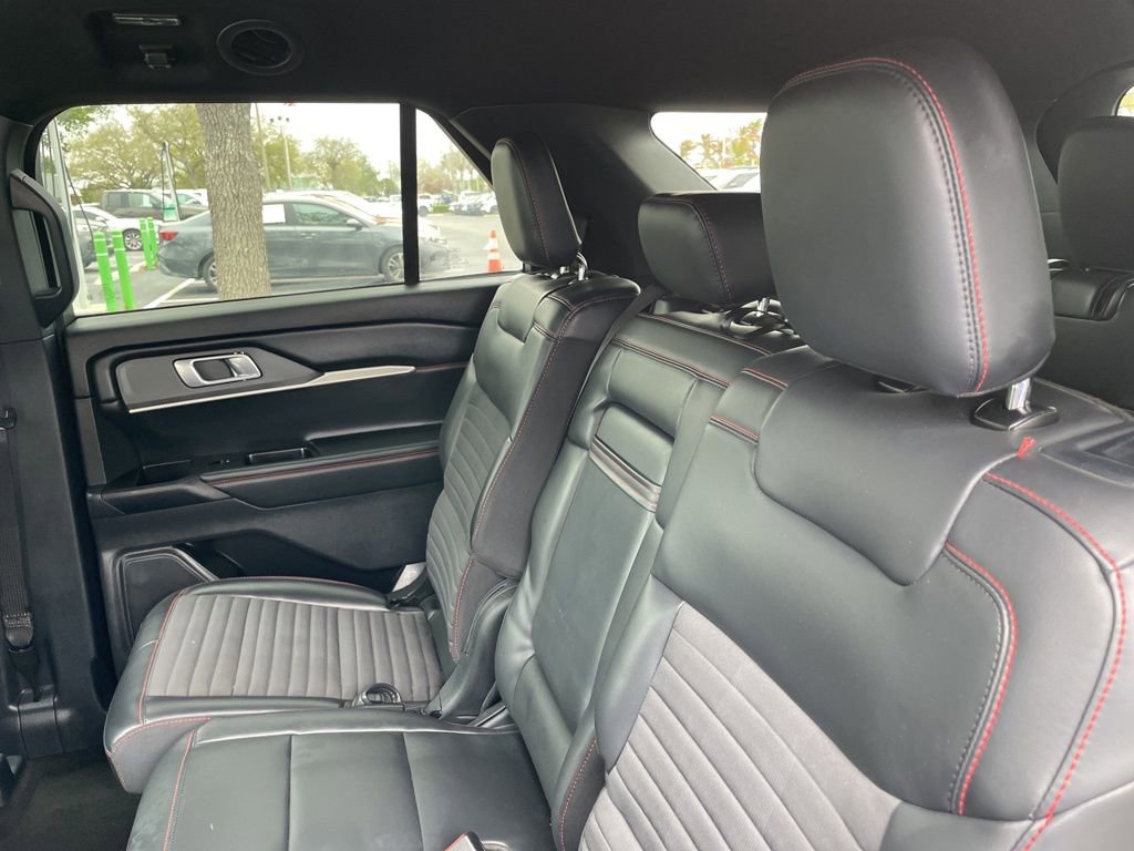 Used 2025 Ford Explorer ST-Line w/ ST-Line Street Pack image 12