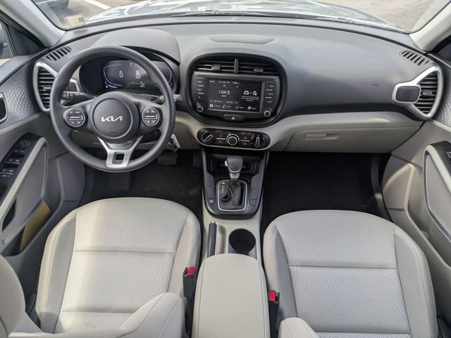 Used 2025 Kia Soul LX w/ LX Technology Package FWD image 14
