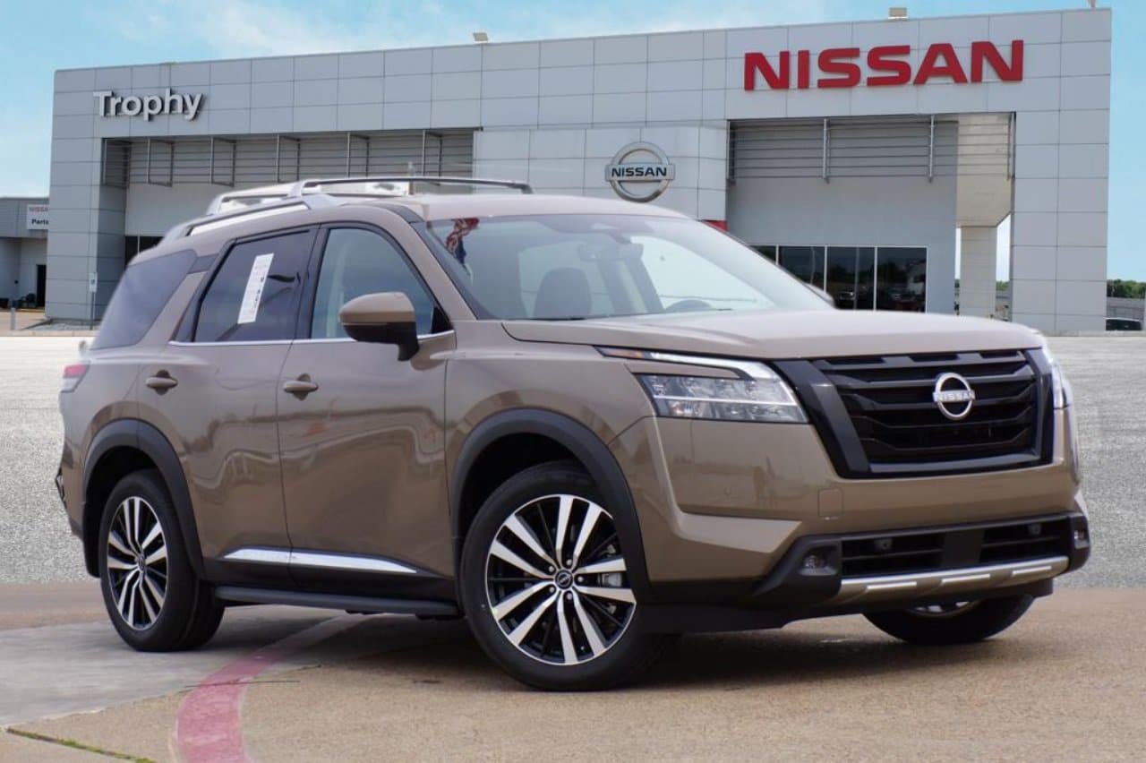 Certified 2024 Nissan Pathfinder Platinum w/ Lighting Package (N93)