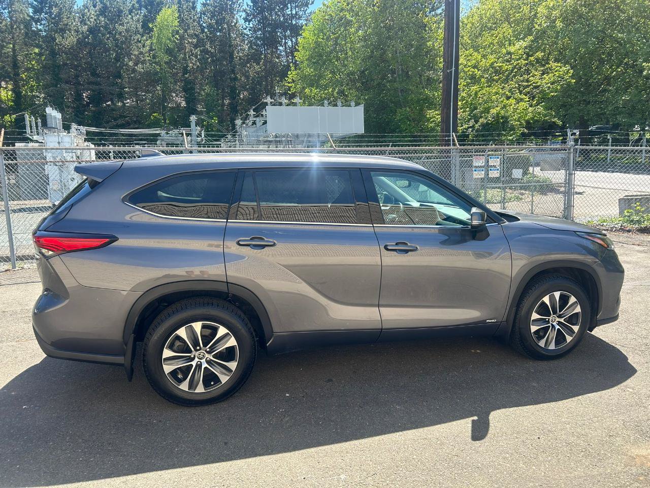 Used 2022 Toyota Highlander XLE AWD/4WD image 4