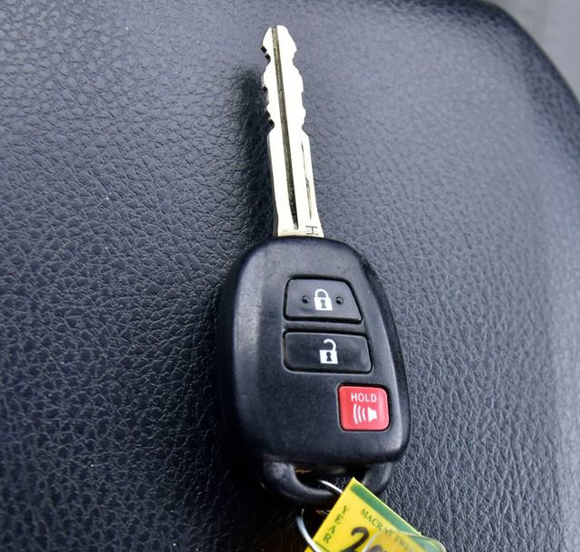 Used 2017 Toyota Tacoma SR5 w/ Tow Package AWD/4WD image 27