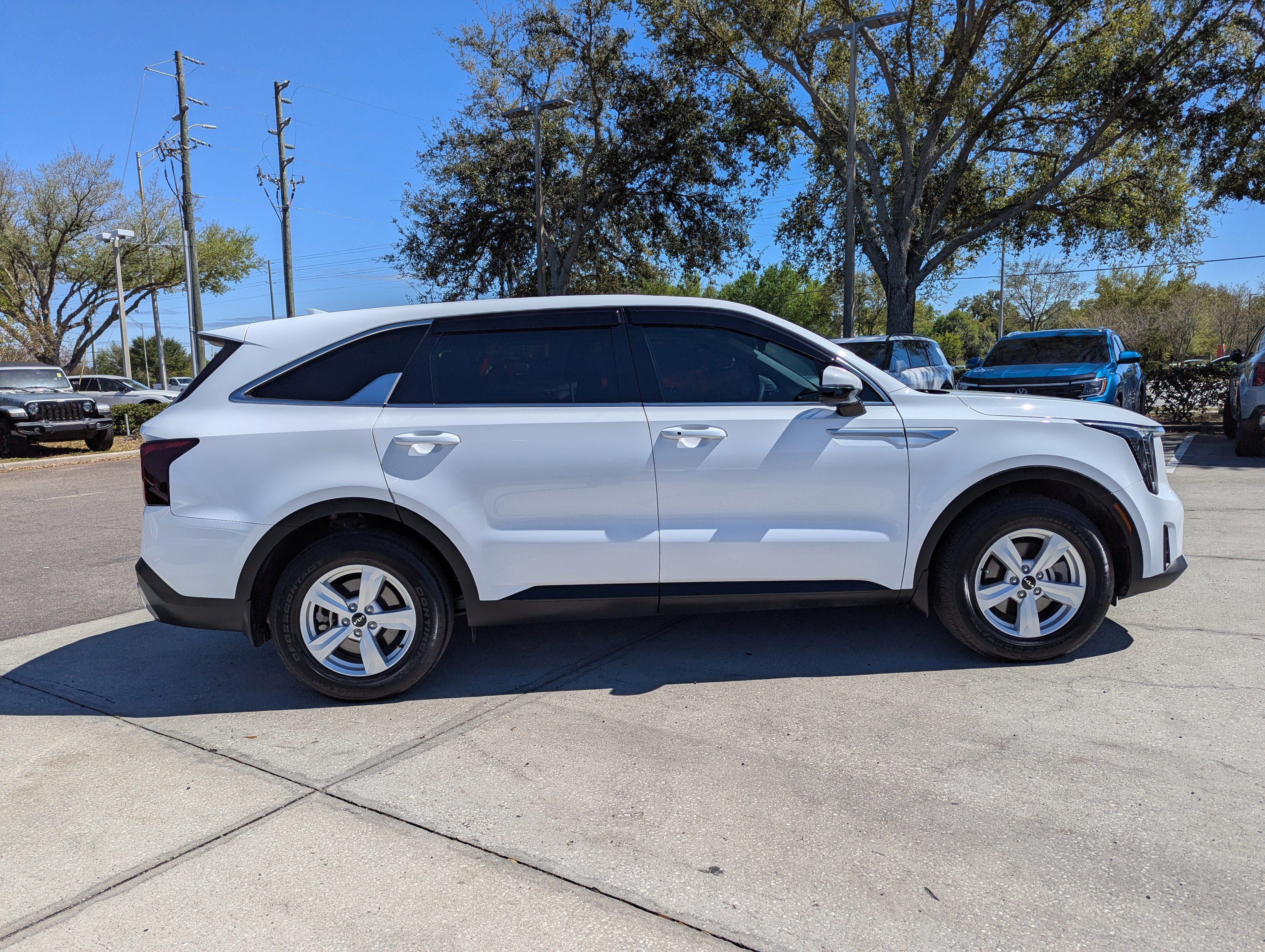 Certified 2025 Kia Sorento LX image 9